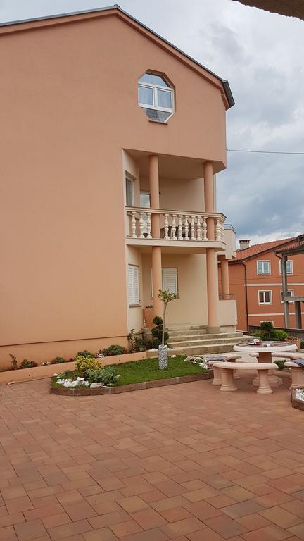 Apartments Suzana โนวีวีโนดอลสกี ภายนอก รูปภาพ